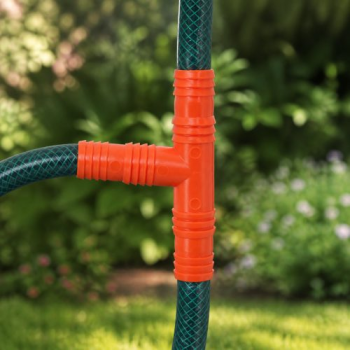 Üzümcü 1/2 - 5/8 Hortum Te - düz ve hortuma takılı sinematik görsel