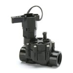 Rain Bird 100DV 24V solenoid vana bahçede sinematik görünüm