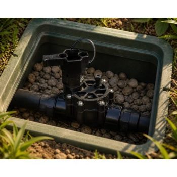 Rain Bird 100DV 24V solenoid vana bahçede sinematik görünüm