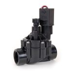 Rain Bird 100DV 9V kilitlemeli solenoid vana bahçede sinematik görünüm