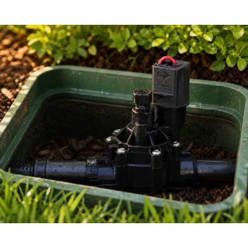 Rain Bird 100DV 9V kilitlemeli solenoid vana bahçede sinematik görünüm Rain Bird 100DV 9V kilitlemeli solenoid vana bahçede sinematik görünüm