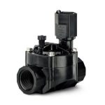 Rain Bird 100HV Serisi 24V solenoid vana bahçede sinematik görünüm