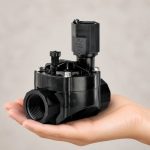 Rain Bird 100HV Serisi 24V solenoid vana bahçede sinematik görünüm