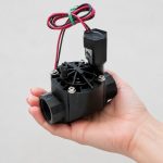 Rain Bird 100HV Serisi 9V latching solenoid vana bahçede sinematik görünüm