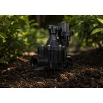 Rain Bird 100PGA 9V 1 inç solenoid vana bahçe toprağında sinematik görünüm