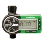 Rain Bird 1ZEHTMR standart musluk tipi pilli kontrol ünitesi bahçede sinematik görünüm