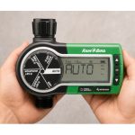 Rain Bird 1ZEHTMR standart musluk tipi pilli kontrol ünitesi bahçede sinematik görünüm