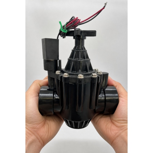 rain-bird-200pga-9v-el Rain Bird 200PGA 9V 2 inç solenoid vana elde kullanım görünümü