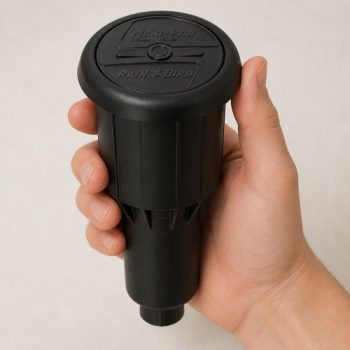 Rain Bird 2045A Maxi-Paw impact sprinkler kadın eliyle kavranmış