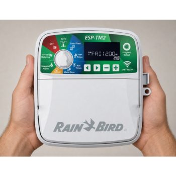 Rain Bird ESP-TM2 230V 8 istasyonlu dış mekân kontrol ünitesi elde kullanım görünümü
