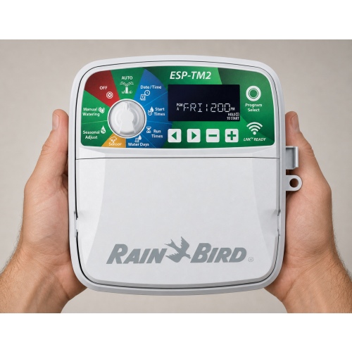 rain-bird-esp-tm2-dis-8-el Rain Bird ESP-TM2 230V 8 istasyonlu dış mekân kontrol ünitesi elde kullanım görünümü