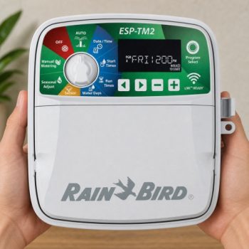 Rain Bird ESP-TM2I 4 istasyonlu iç mekân sulama kontrol ünitesi elde kullanım görünümü