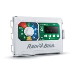 Rain Bird ESP4ME3EUR kontrol ünitesi bahçede sinematik görünüm