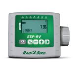 Rain Bird ESP9VI 1 istasyonlu pilli kontrol ünitesi bahçede sinematik görünüm