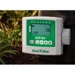 Rain Bird ESP9VI 1 istasyonlu pilli kontrol ünitesi bahçede sinematik görünüm