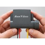 Rain Bird ESPBAT-BT 9V 1 istasyonlu Bluetooth kontrol ünitesi bahçede sinematik görünüm