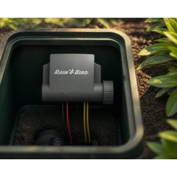 Rain Bird ESPBAT-BT 9V 1 istasyonlu Bluetooth kontrol ünitesi bahçede sinematik görünüm