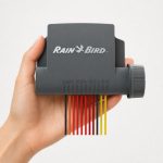 Rain Bird ESPBAT-BT 9V 4 istasyonlu Bluetooth kontrol ünitesi bahçede sinematik görünüm