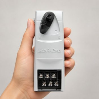 Rain Bird ESPSM6 6 istasyonlu genişletme modülü elde kullanım görseli