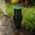 Rain Bird P33 can suyu vanası çevirmeli tip bahçede sinematik görünüm