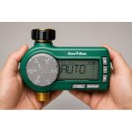 Rain Bird Premium musluk tipi pilli kontrol ünitesi bahçede sinematik görünüm