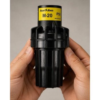 Rain Bird PSI-M20 20 PSI basınç regülatörü elde kullanım görünümü
