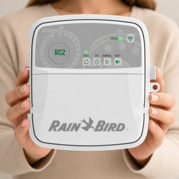 Rain Bird RC2-230V 4 istasyonlu iç mekan kontrol ünitesi elde kullanım görseli