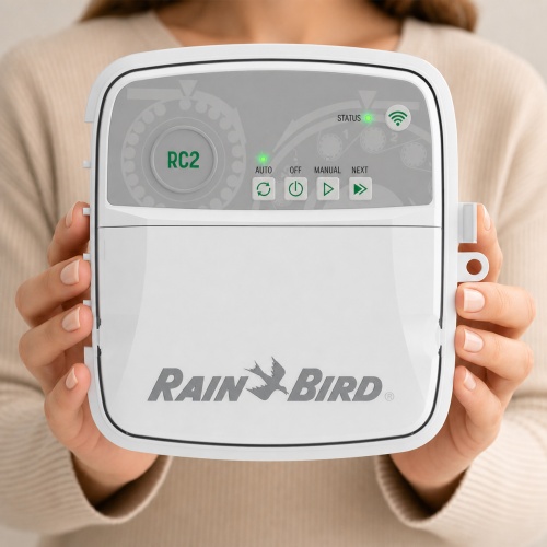 rain-bird-rc2-4-ic-el Rain Bird RC2-230V 4 istasyonlu iç mekan kontrol ünitesi elde kullanım görseli