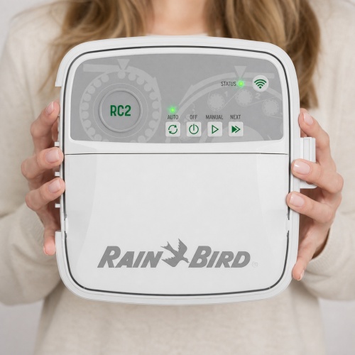 rain-bird-rc2-6-ic-el Rain Bird RC2-230V 6 istasyonlu iç mekan kontrol ünitesi elde kullanım görseli