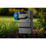 Rain Bird TBOS-BT1LT 9V tek istasyonlu pilli kontrol ünitesi çim üzerinde sinematik görünüm