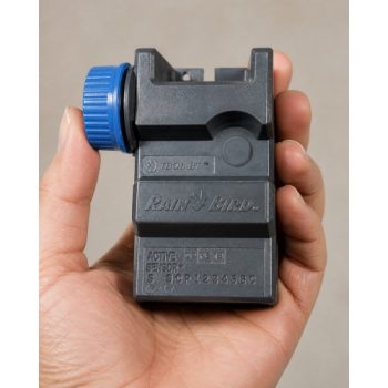 Rain Bird TBOS-BT4LT 9V dört istasyonlu pilli kontrol ünitesi gerçek ölçekte elde kullanım görünümü