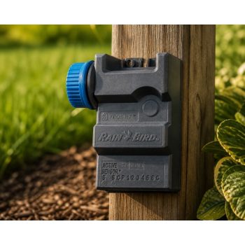 Rain Bird TBOS-BT6LT 9V altı istasyonlu pilli kontrol ünitesi bahçe ortamında sinematik görünüm