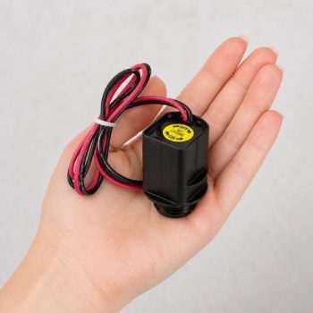 Rain Bird TBOSPSOL 9V latching solenoid bobini elde kullanım görünümü