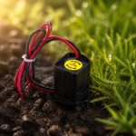 Rain Bird TBOSPSOL 9V latching solenoid bobini bahçede sinematik görünüm